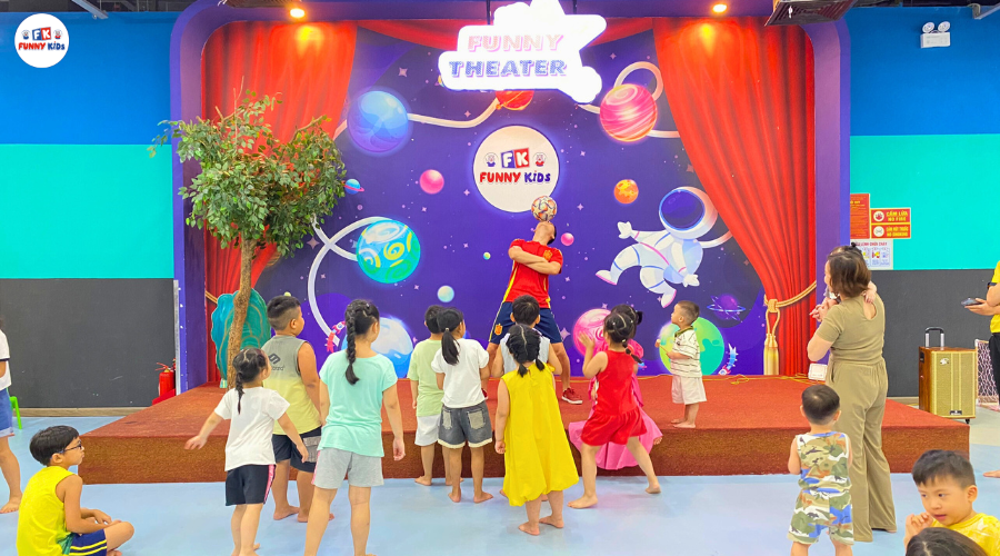 Show diễn Tâng bóng nghệ thuật tại Funny Kids Times City