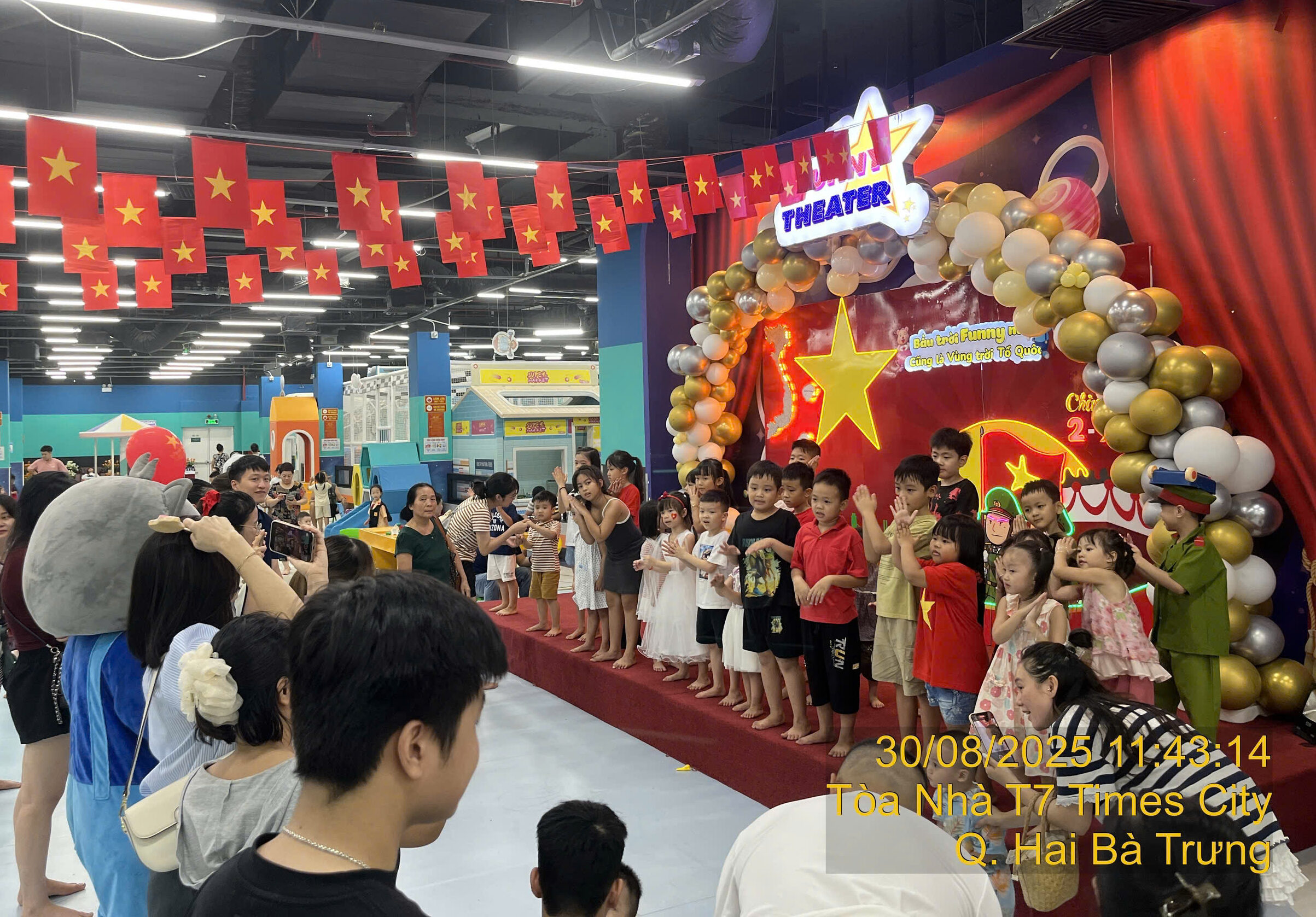 Không gian check-in "sắc màu Tổ Quốc" được ba mẹ và các bé vô cùng thích thú