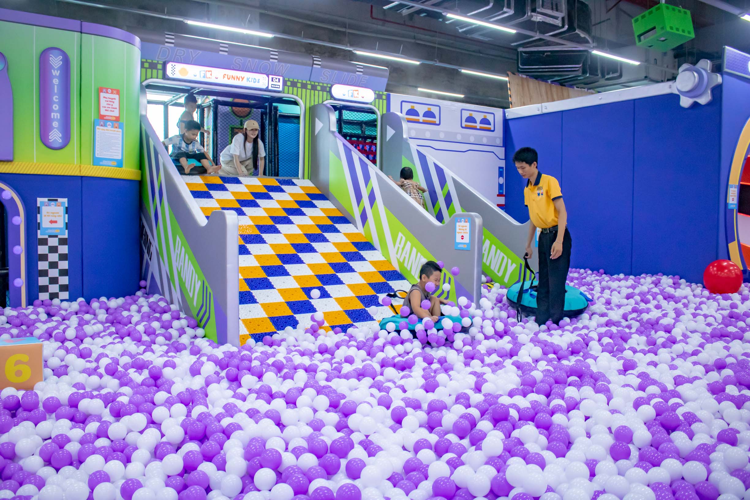 Funny Kids là trung tâm vui chơi giải trí an toàn, phù hợp cho trẻ từ 0–13 tuổi