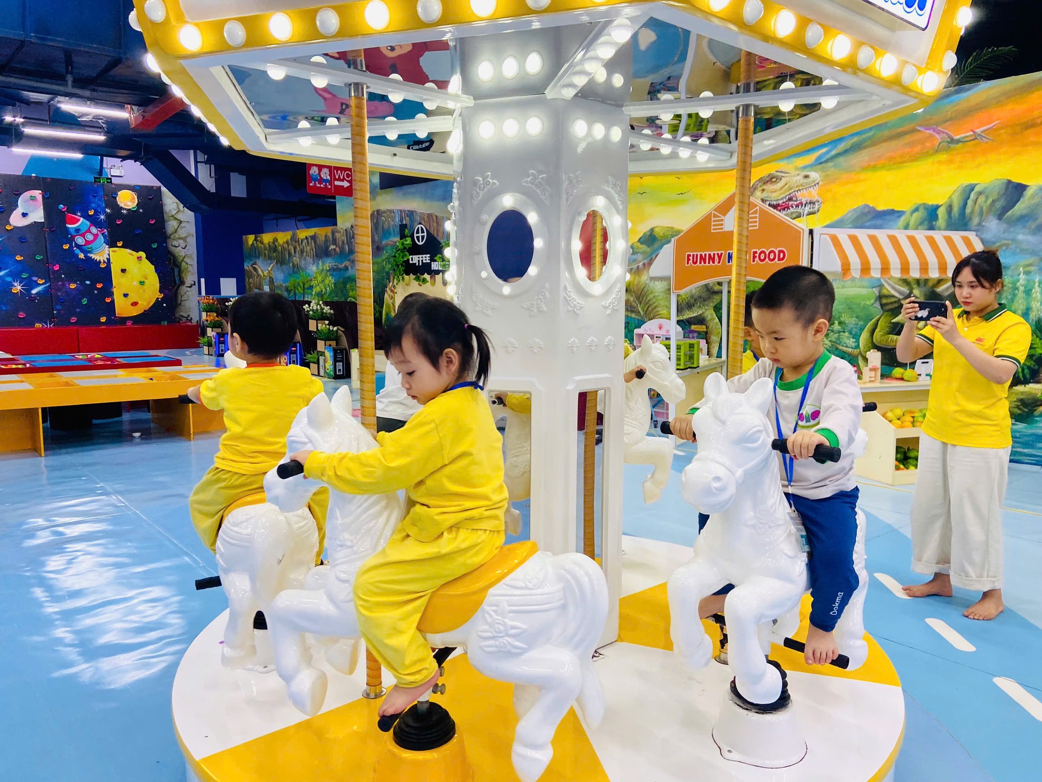 Trò chơi kích thích giác quan: màu sắc, âm thanh nhẹ nhàng