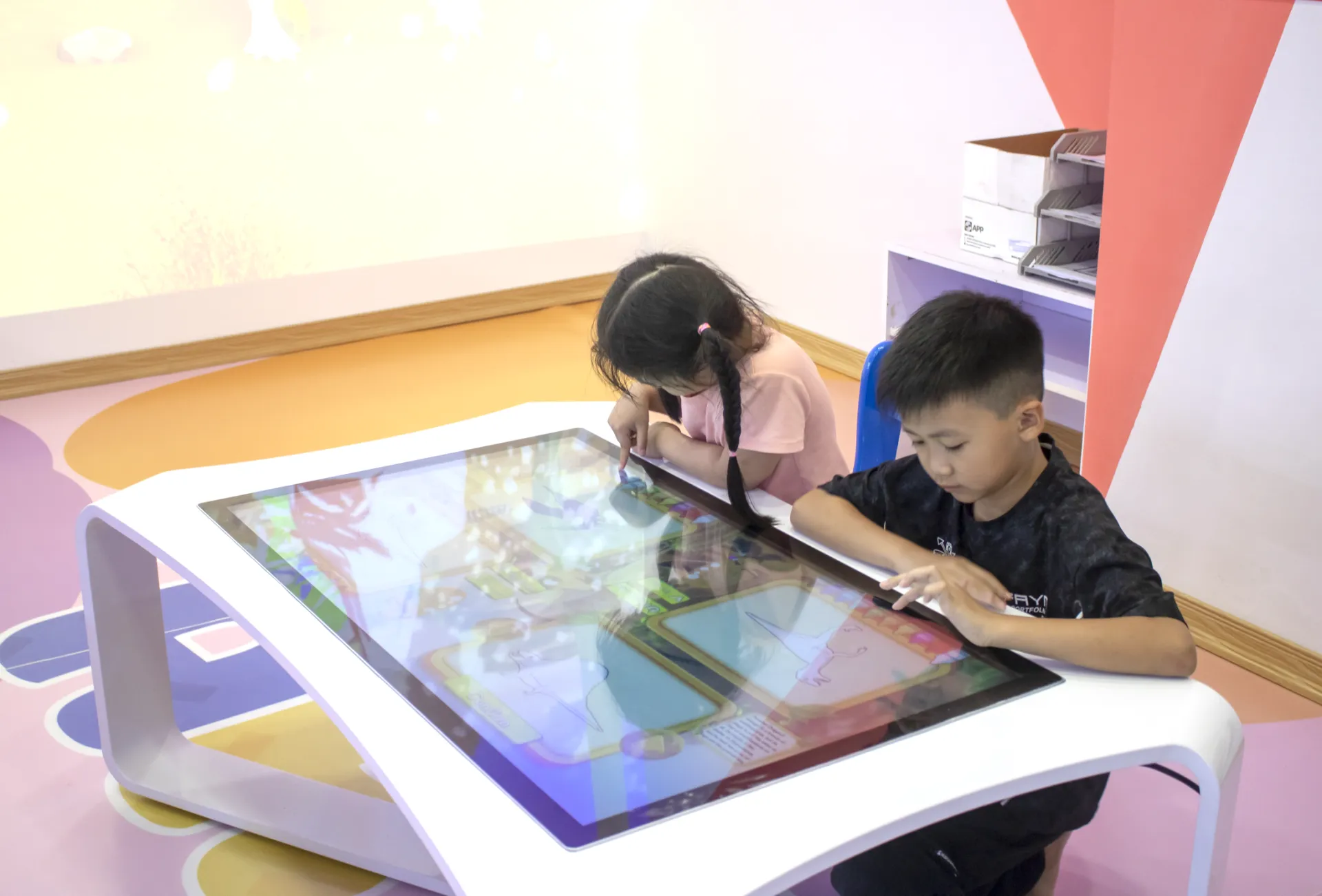 Art Room thu hút các bạn nhỏ khám phá