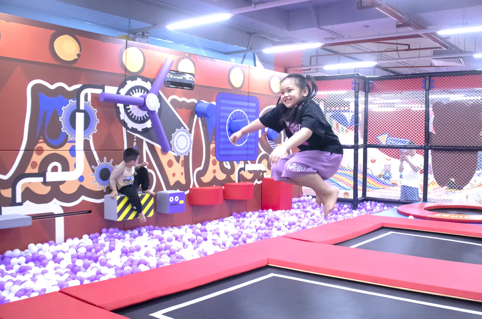 Bung năng lượng - Nhảy Trampoline